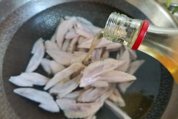 麻辣鸡翅尖的做法图解1