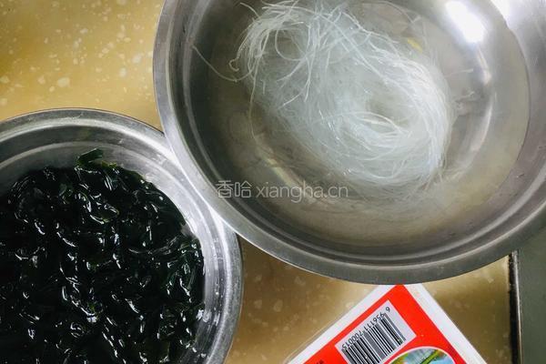 鸭血粉丝海菜汤的做法图解1