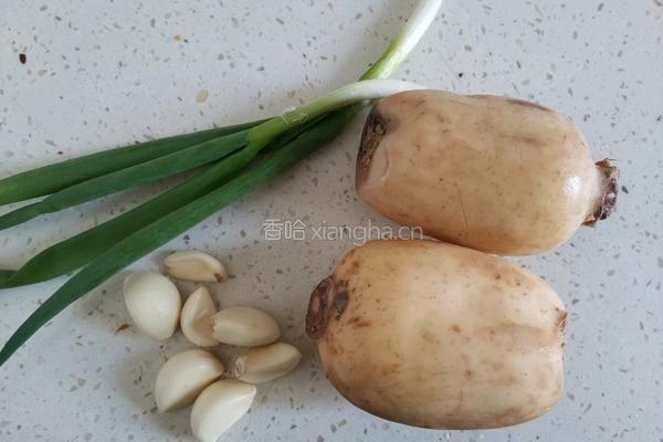 香辣藕片的做法图解1