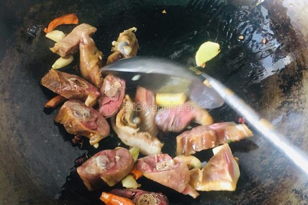 青椒蒜苗炒腊鸭的做法图解4