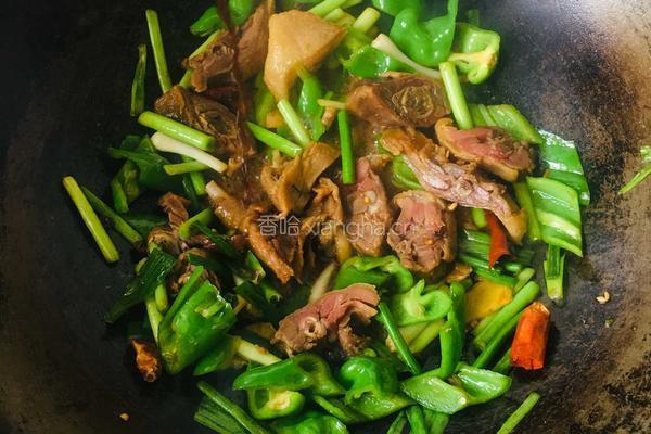 青椒蒜苗炒腊鸭的做法图解8