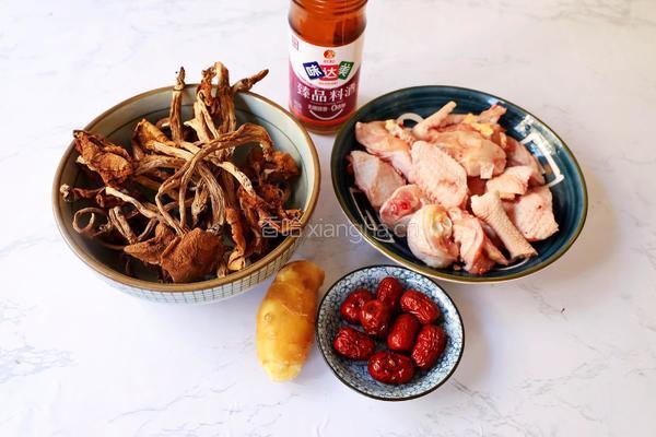 茶树菇炖鸡汤的做法图解1