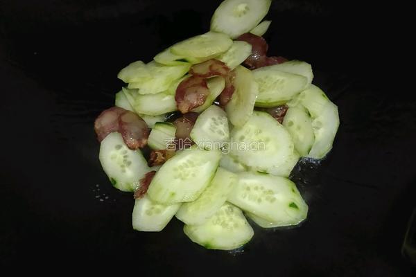 黄瓜炒腊肉的做法图解3
