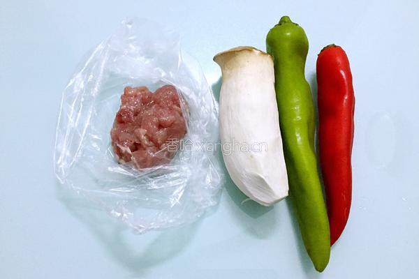 杏鲍菇炒肉片的做法图解1
