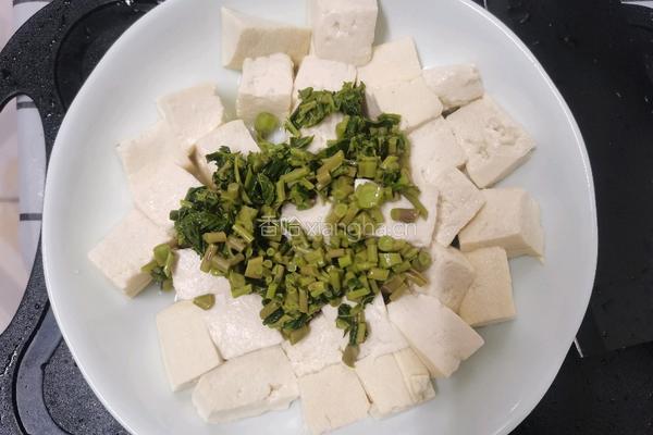 时令菜之香椿芽拌豆腐的做法图解2