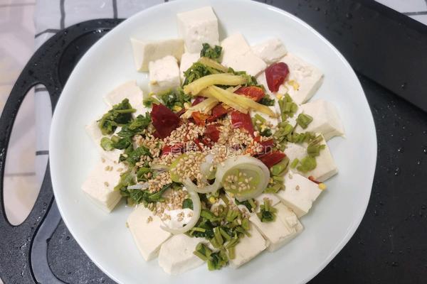 时令菜之香椿芽拌豆腐的做法图解3