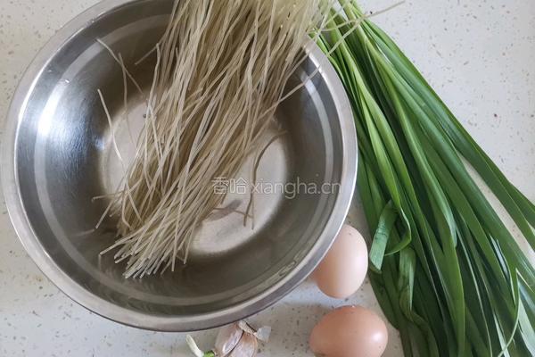 韭菜鸡蛋炒粉丝的做法图解1