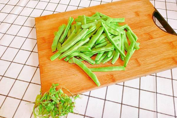 茶树菇炒四季豆的做法图解3