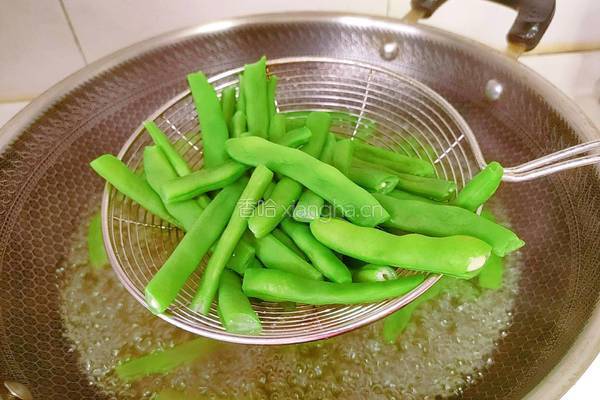 茶树菇炒四季豆的做法图解5