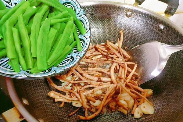 茶树菇炒四季豆的做法图解12