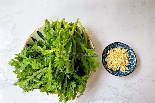 凉拌茼蒿的做法图解2