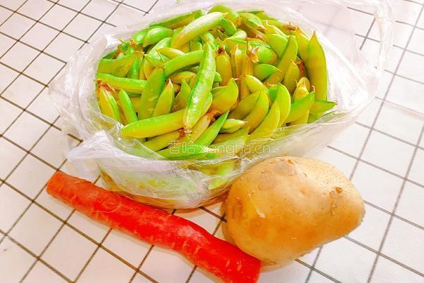 豌豆胡萝卜炒土豆的做法图解2