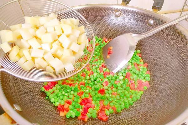 豌豆胡萝卜炒土豆的做法图解9