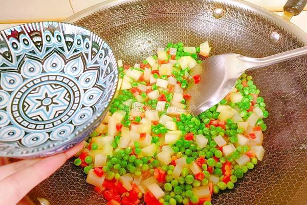 豌豆胡萝卜炒土豆的做法图解11