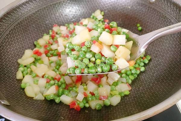 豌豆胡萝卜炒土豆的做法图解15