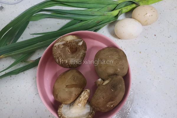 香菇炒鸡蛋的做法图解1