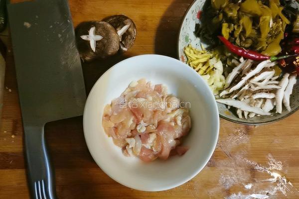 香菇鸡丝酸菜米线的做法图解3
