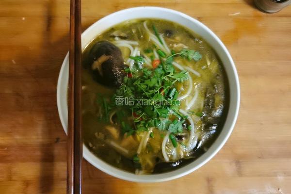 香菇鸡丝酸菜米线的做法图解6