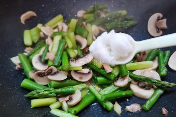 芦笋炒口蘑的做法图解14