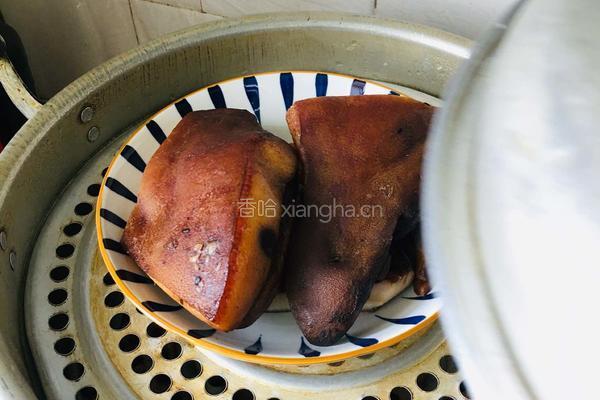 青蒜炒腊猪脸的做法图解1
