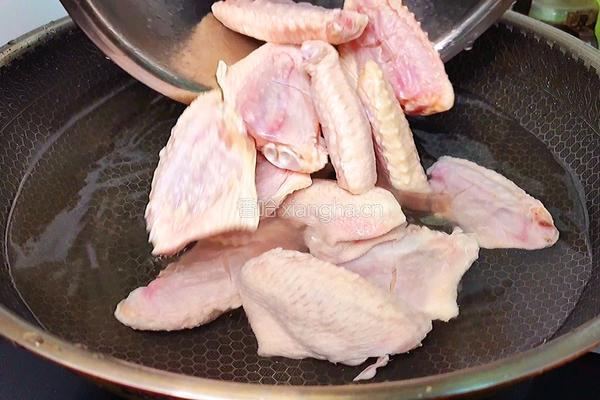 可乐鸡翅炖鹌鹑蛋的做法图解2