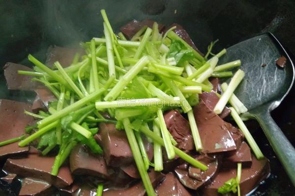 蒜香芹菜猪血的做法图解9