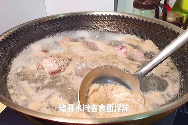 排骨炖玉米的做法图解2