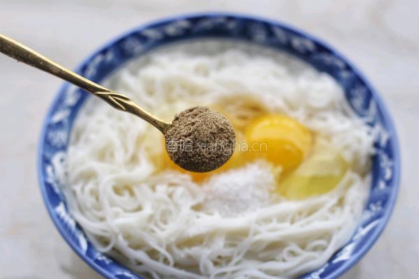 面条鸡蛋饼的做法图解3