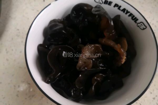 香菇木耳炖排骨的做法图解4