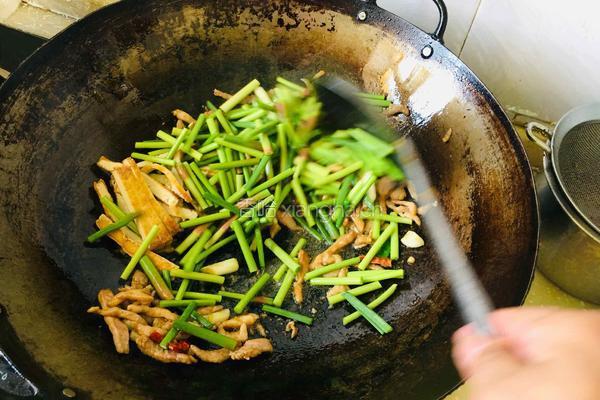 蒜苔豆干炒肉丝的做法图解6
