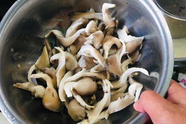 蘑菇炒肉片的做法图解1