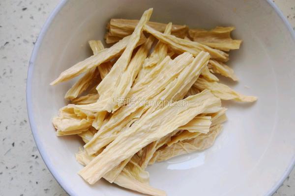 香菇腐竹炖鸡翅根的做法图解3