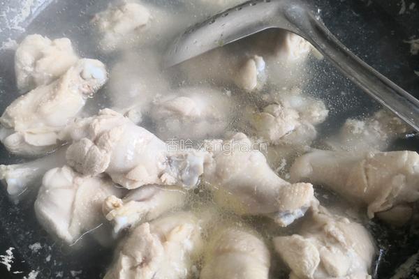 香菇腐竹炖鸡翅根的做法图解6
