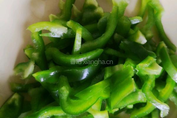 青椒胡萝卜炒土豆丝的做法图解3