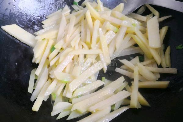 青椒胡萝卜炒土豆丝的做法图解6