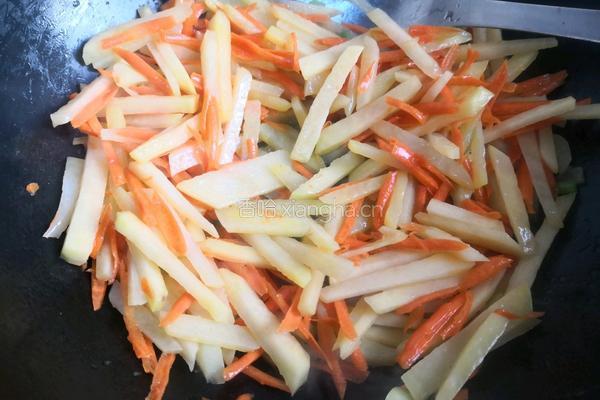 青椒胡萝卜炒土豆丝的做法图解7