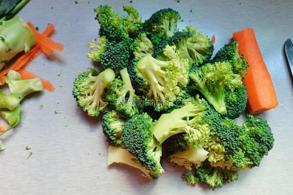 西兰花炒胡萝卜的做法图解2