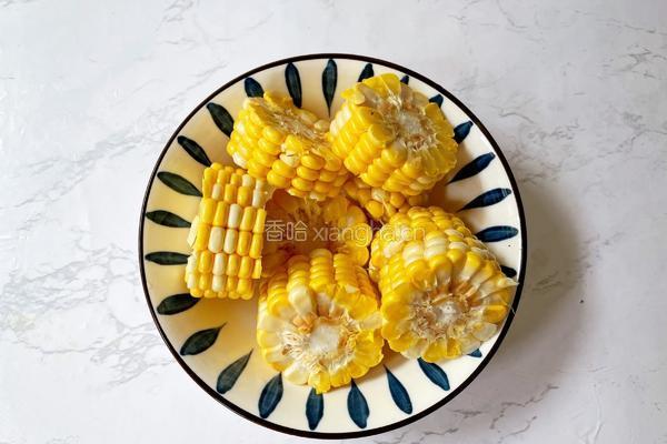 香菇玉米排骨汤的做法图解3