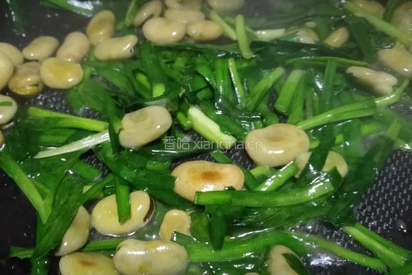 韭菜炒蚕豆的做法图解3
