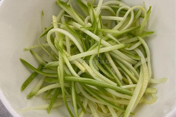 西葫芦鸡蛋饼的做法图解1