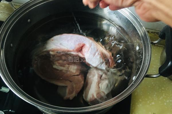 白水煮牛腩的做法图解2