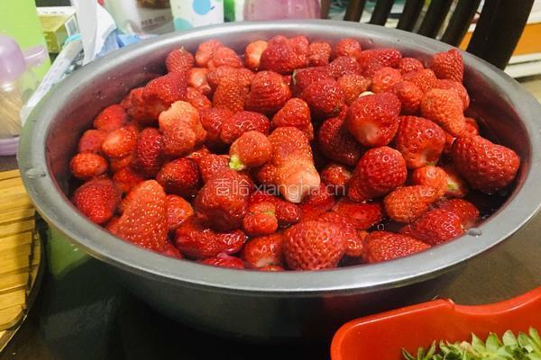 灵魂草莓酱的做法图解1