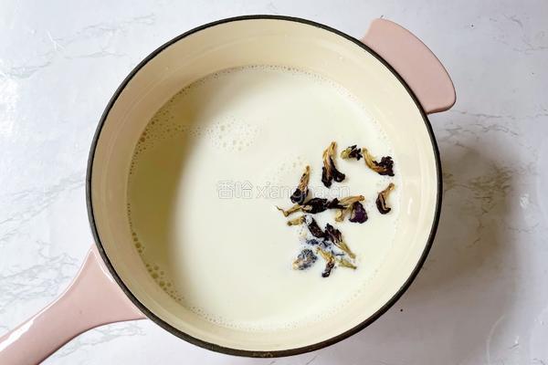 蝶豆花奶冻西米露的做法图解3