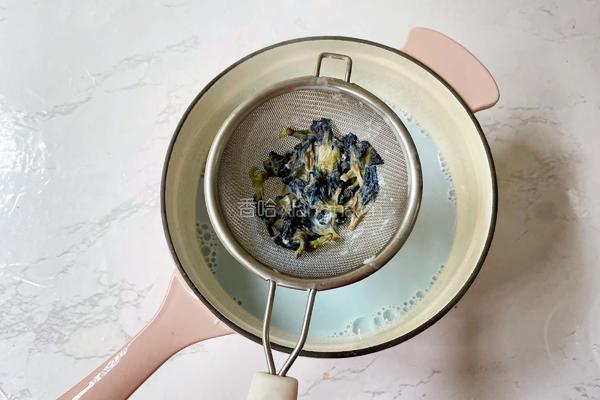 蝶豆花奶冻西米露的做法图解5