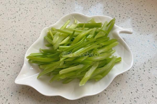 虾仁炒芹菜的做法图解2