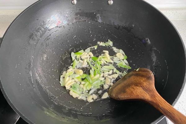 虾仁炒芹菜的做法图解6