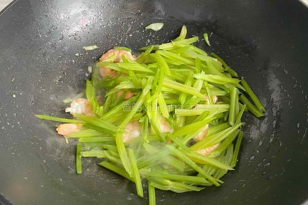 虾仁炒芹菜的做法图解8