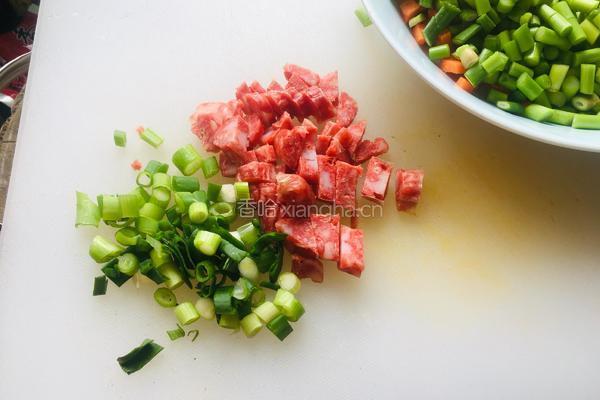 香肠炒米饭的做法图解3