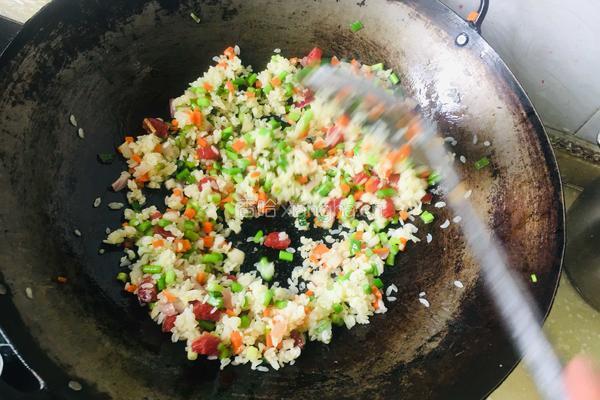 香肠炒米饭的做法图解7