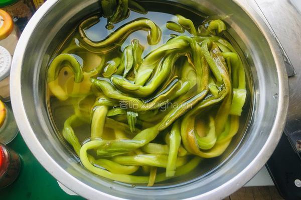 炝拌贡菜的做法图解1